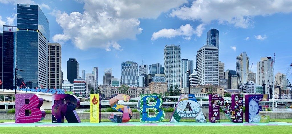 Brisbane_Sign_and_Skyline_of_Brisbane_CBD_Queensland_in_Feb_2020-1024x670-v2